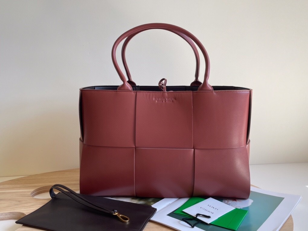 Medium Arco Intreccio Leather Tote Bag Bordeaux